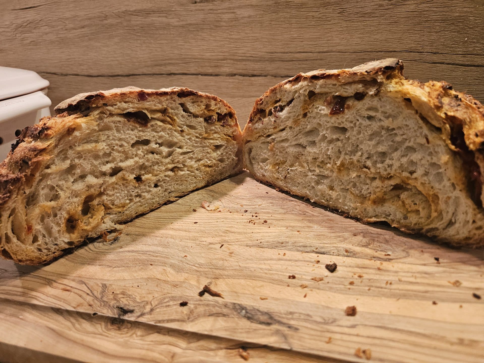 Crispy-Chili Oil-Speck-Käse-Crunchy Zwiebel Sauerteigbrot Bild 3