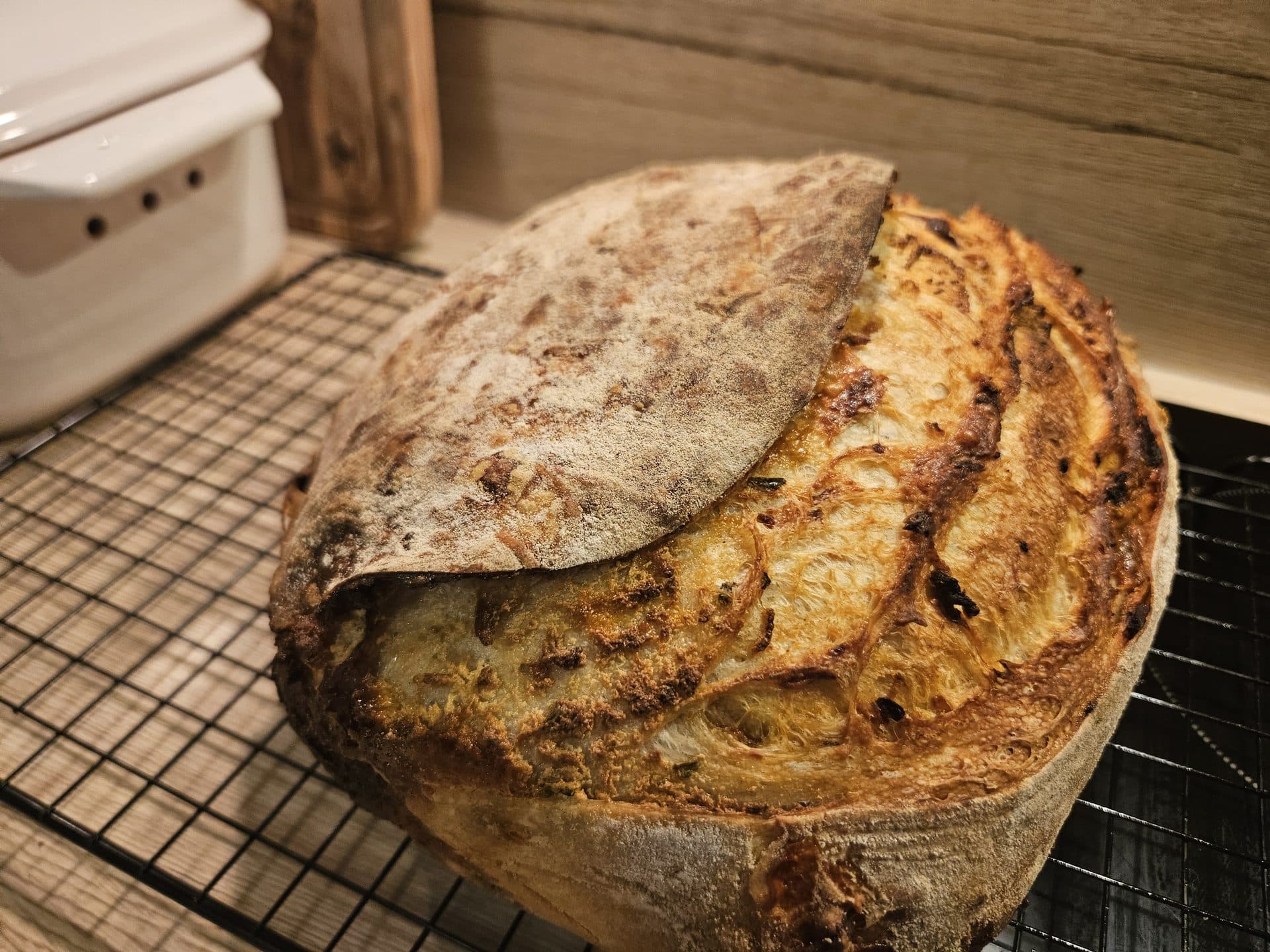 Crispy-Chili Oil-Speck-Käse-Crunchy Zwiebel Sauerteigbrot