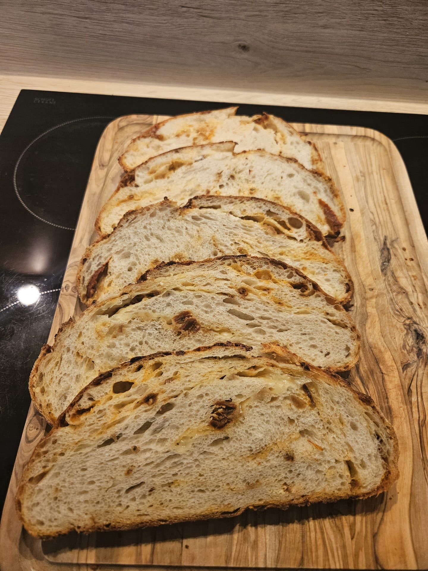 Crispy-Chili Oil-Speck-Käse-Crunchy Zwiebel Sauerteigbrot Bild 4
