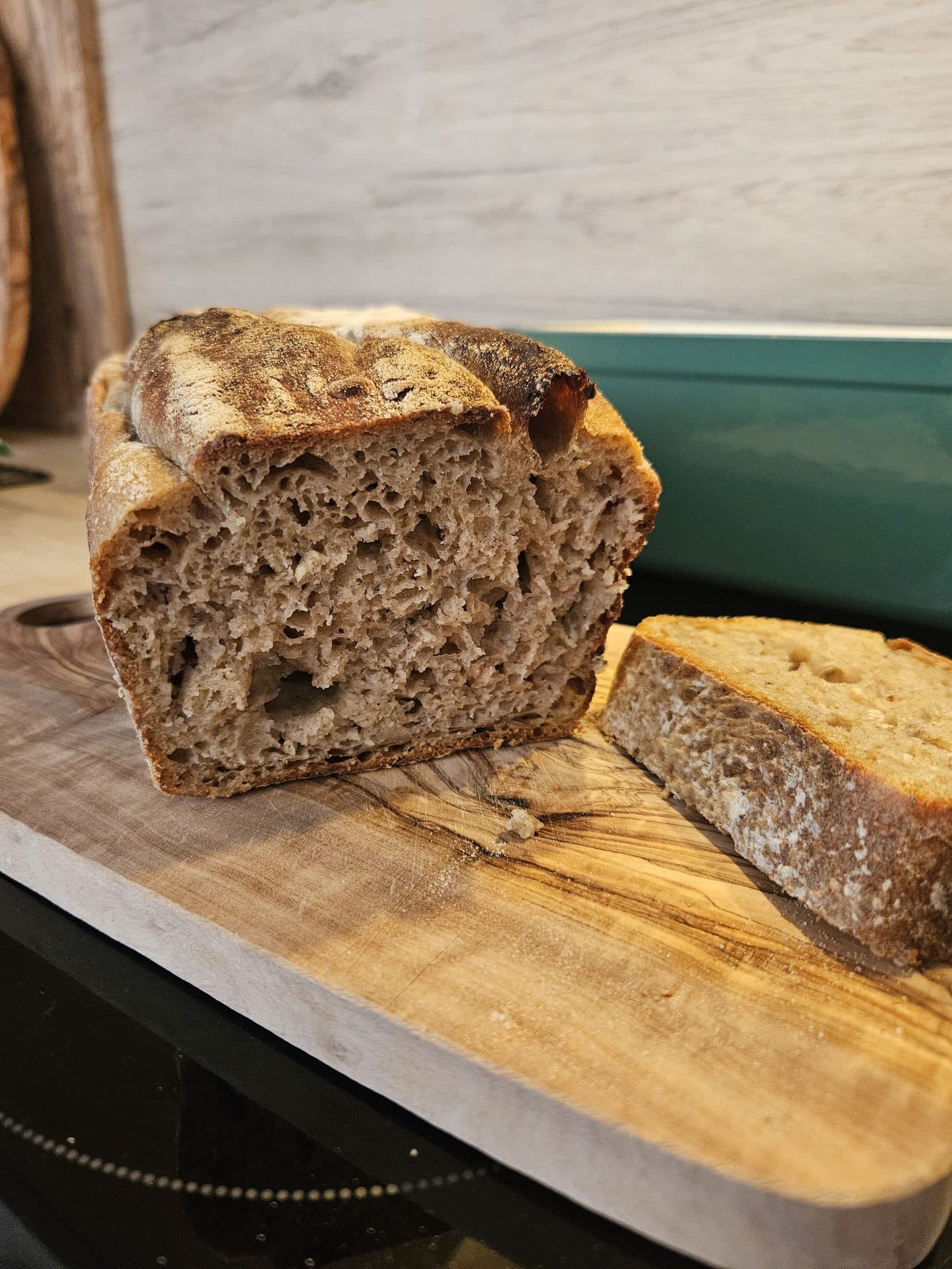 Chia-Hanfsamen-Waldstaudenroggenvollkorn Sauerteigbrot mit 92%Hydration Bild 5